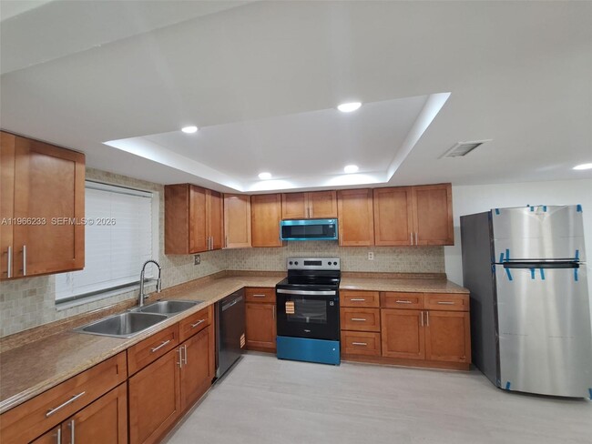 Building Photo - 5100 SW 90th Ave Unit 208