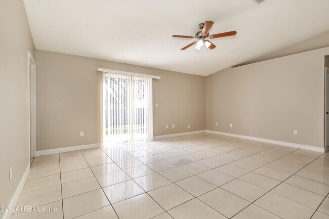 Photo - 1597 Twin Oak Dr W