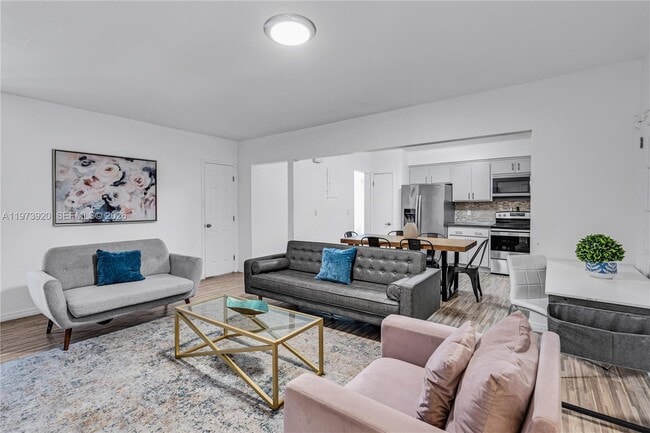 Building Photo - 977 SW 10th St Unit 927