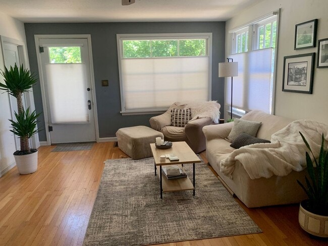 Photo - 2411 W Woodlawn Ave