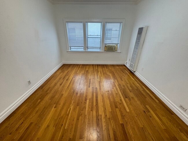 Building Photo - 1960 Argyle Ave Unit 8 Rental