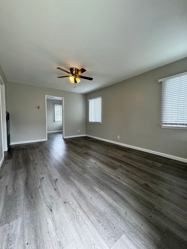 Photo - 1105-1125 E Hyde Park Blvd