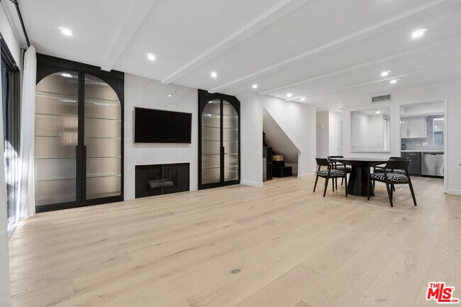 Photo - 880 Hilldale Ave