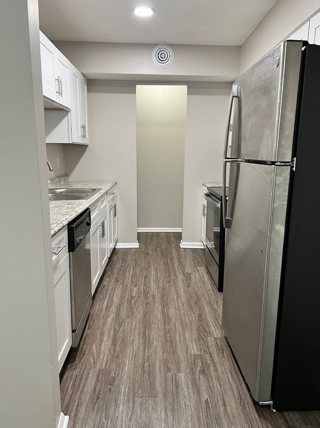 Photo - Charming Two-Bedroom Two Bathroom Apartment in Prime Chesterton Location! Unidad J8