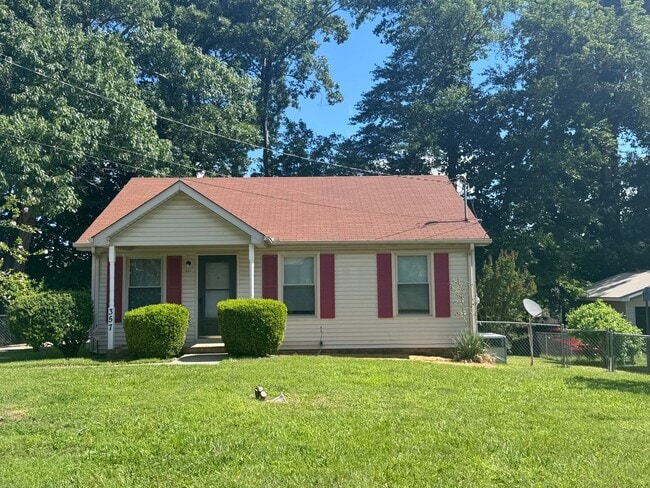 Building Photo - Cute 3 Bed/1 & 1/2 Bath, House located in the heart of St. B!