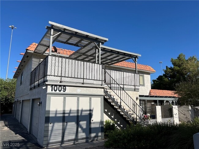 Building Photo - 1009 Willow Tree Dr Unit D Rental