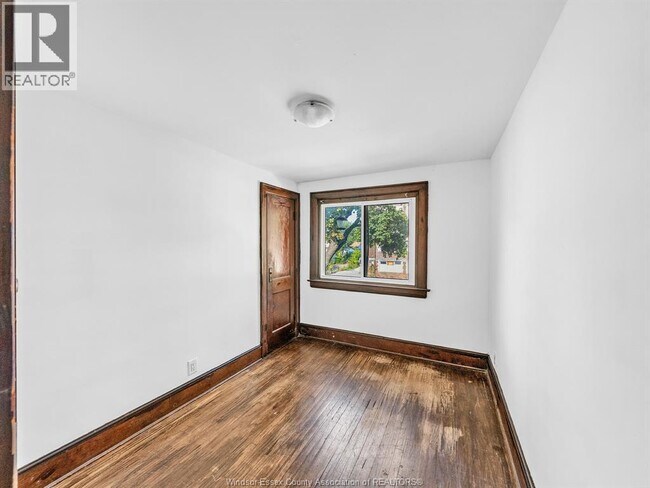 Photo - 527 McEwan Ave