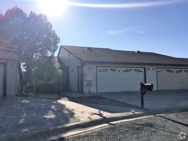 Building Photo - 4940 Summit Cir Rental