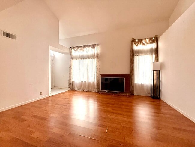 Building Photo - Beautiful Home With Large Yard & 2 Car Garage