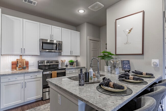 1HAB, 1BA - 672 ft² - Ironridge at Hill Country Village
