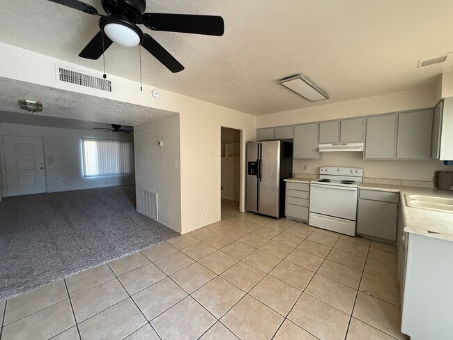 Building Photo - 3 Bed 2 Ba Condo