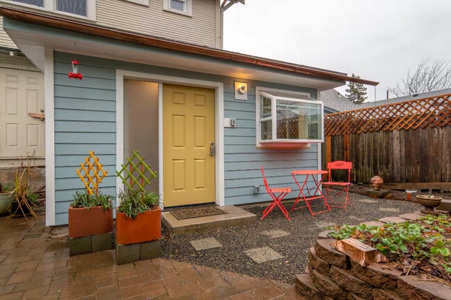 Building Photo - 3924 SE Grant Ct Unit TGH