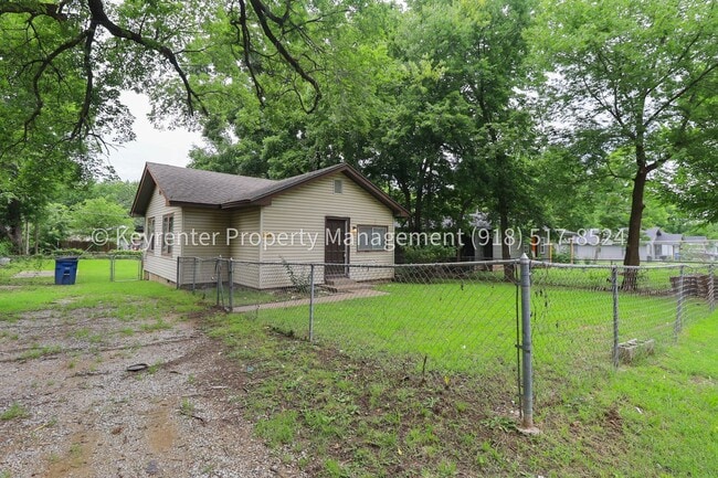 Photo - 2 Bed | 1 Bath | Large Backyard | Tulsa