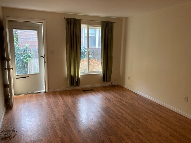 Building Photo - 922 S Lake St Unit 1