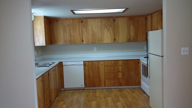 Photo - Meridian Manor 3 bedroom/1.5 home with newer carpet and paint!
