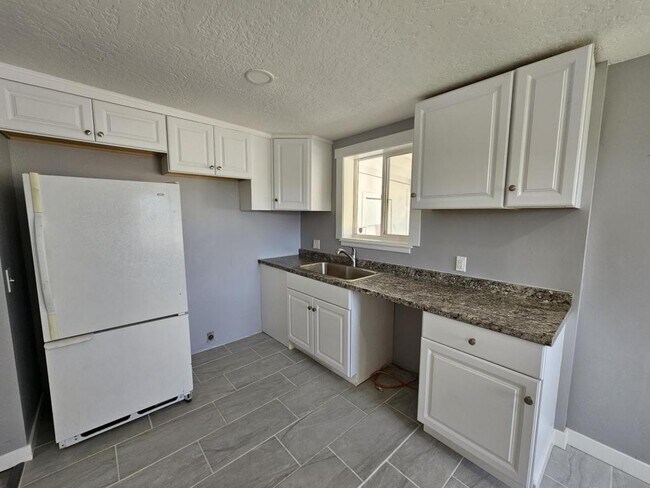 Photo - 190 W 2050 N