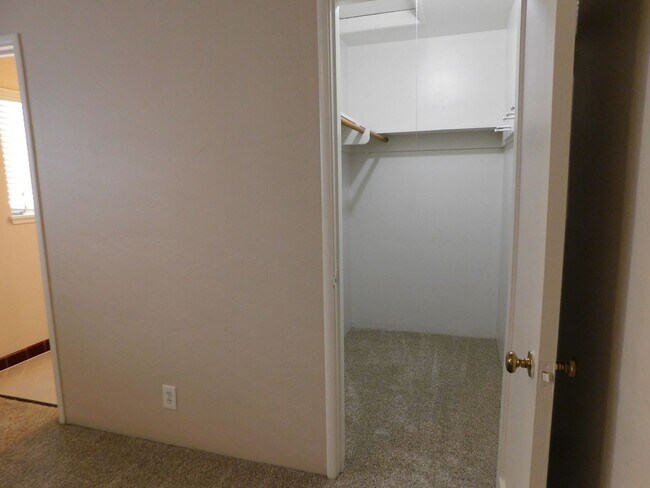 Photo - Upstairs Midtown One-Bedroom - $500 Lease Signing Bonus! Unidad 15