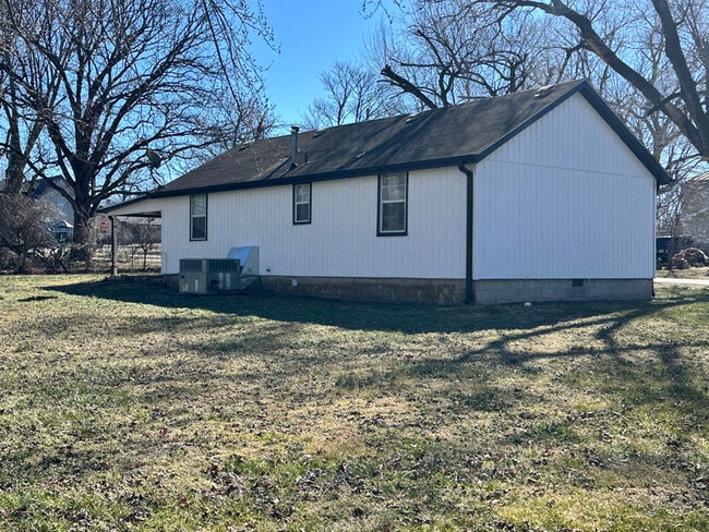 Photo - 217 W Logan St