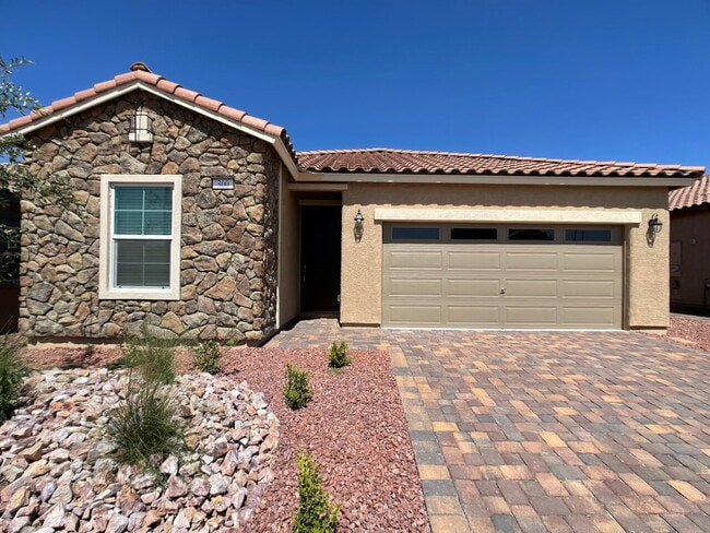 Building Photo - 4 BED 2 BATH 2 CAR GARAGE SINGLE STORY SINGLE FAMILY HOME w/ PAVED BACKYARD IN CADENCE COMMUNITY,...