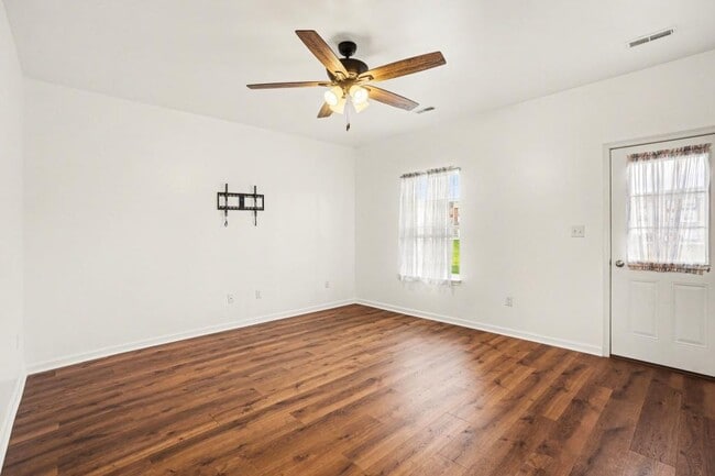 Photo - 700 Admiral's Quay Dr