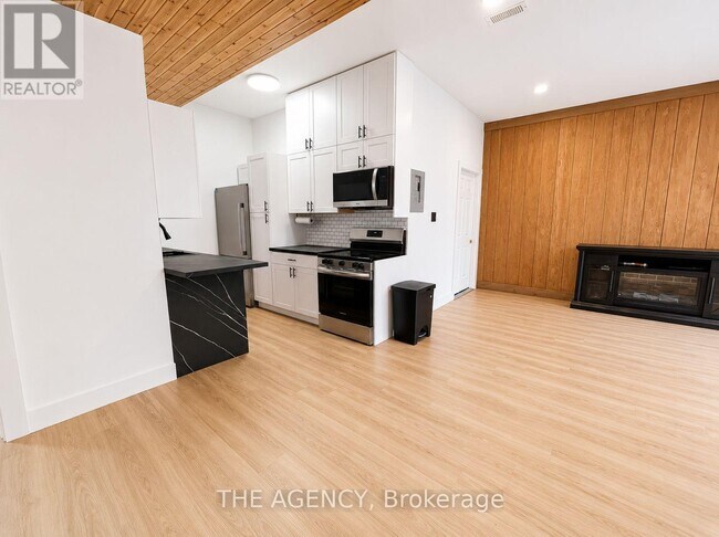 Photo - 15415 Jane St