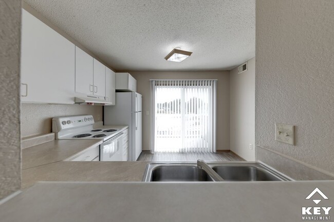 2 bedroom, kitchen