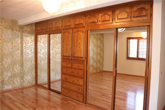 Photo - 985 W 9th St