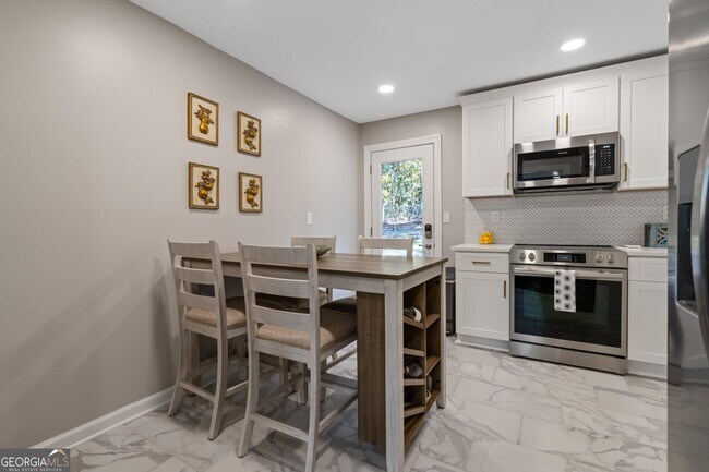 6 Oriole Dr