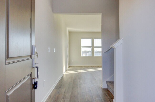 Photo - Wow!! 18-month lease in Sango!!