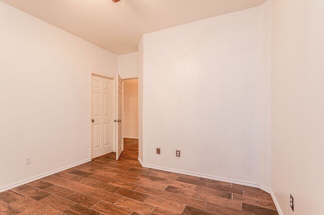 Photo - 1235 Blackthorn Dr