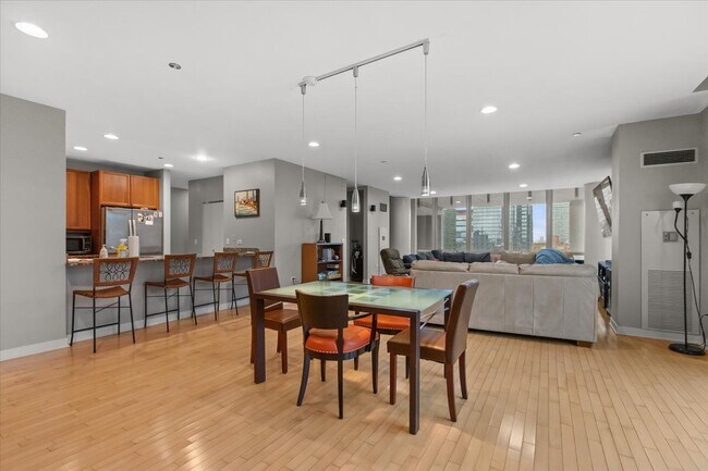 Photo - 737 W Washington Blvd Unit 1301