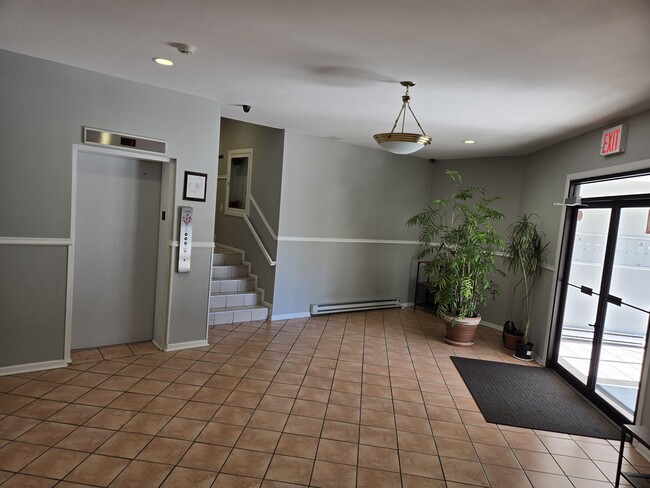 Photo - 200 43rd St Unidad 207