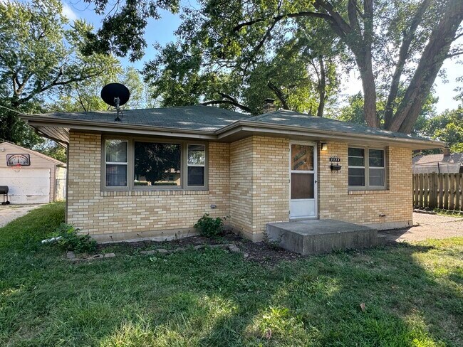 Photo - 2220 Midway Dr House