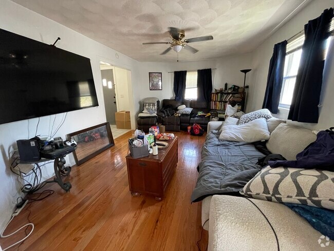 Building Photo - 56 Warren St Unit 1 Rental