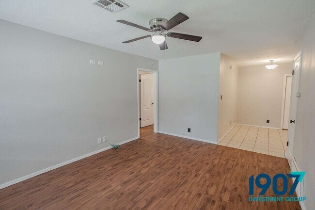 Photo - 1618 Village Dr