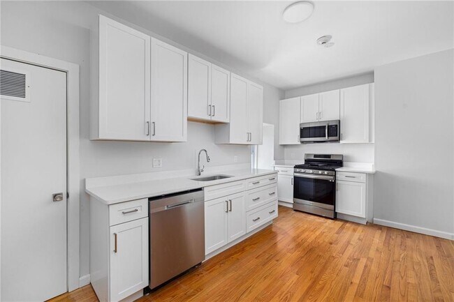 Photo - 462 Thames St Unit 3