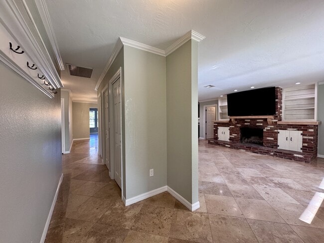 Photo - 625 N Jackson Rd