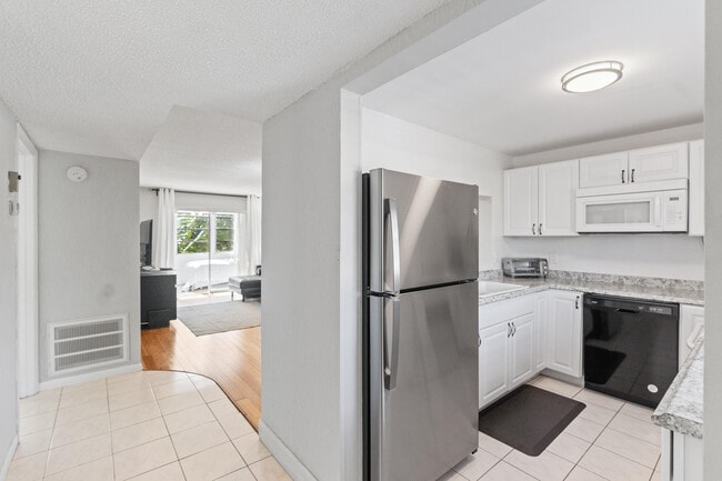 Photo - 2520 NE 1st Ct Unidad 305