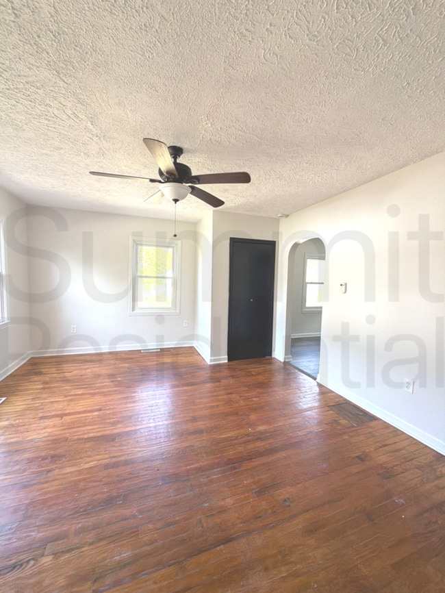 Three Bedroom One Bathroom Home in Mansfield!!