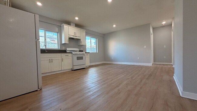 Photo - 923 W 75th St., LLC