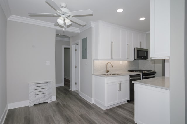 Luxury Kitchen With Stainless Steel Appliances - Fairfield Estates At Stewart Manor Apartments