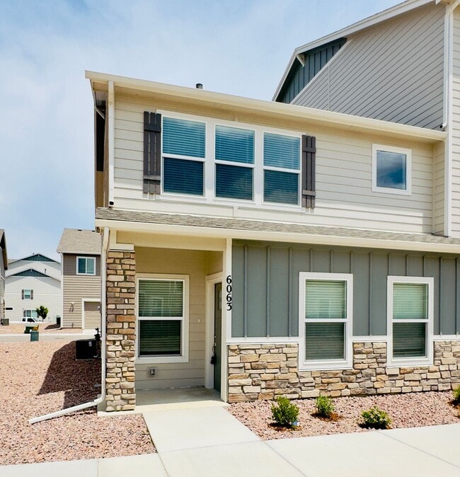 3 Bedroom 2.5 bath 2 car garage with centr... - 3 Bedroom 2.5 bath 2 car garage with centr... Townhome
