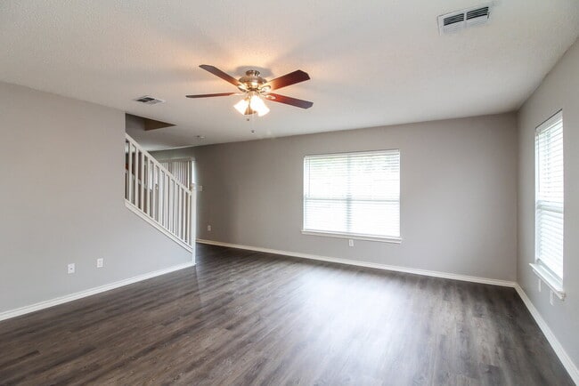 Photo - 320 Capricorn St