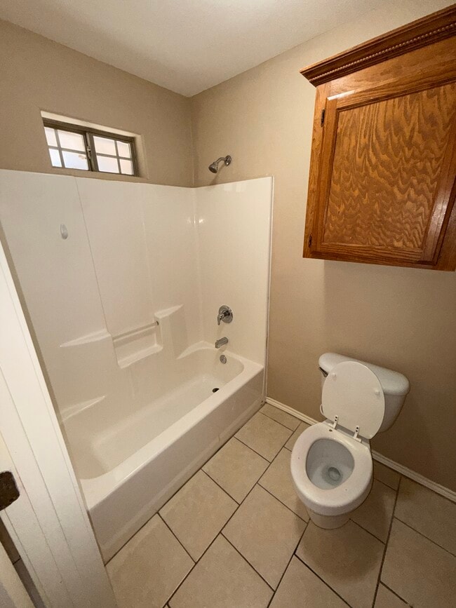 Master Bed Bathroom - 302 W Amy Dr Unit B