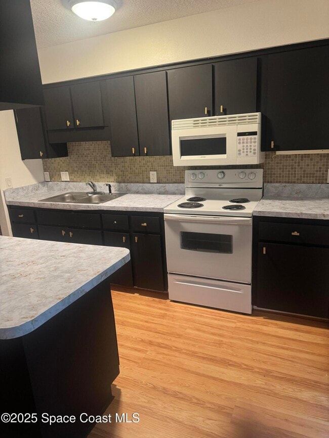 Photo - 810 Vantage St SE