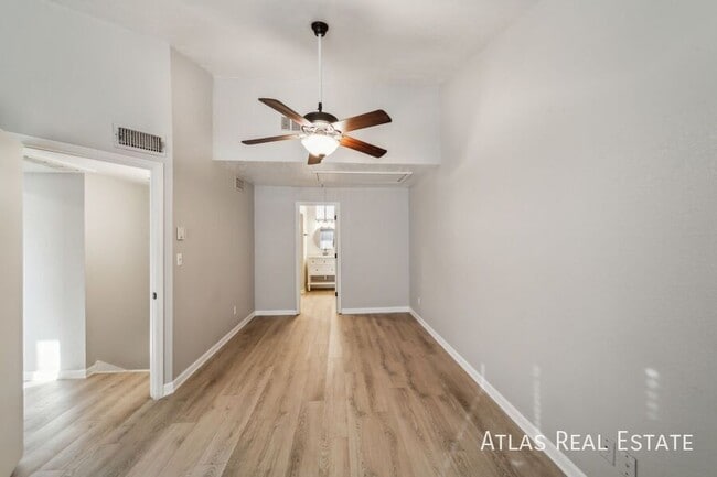 Photo - 2301 E University Dr