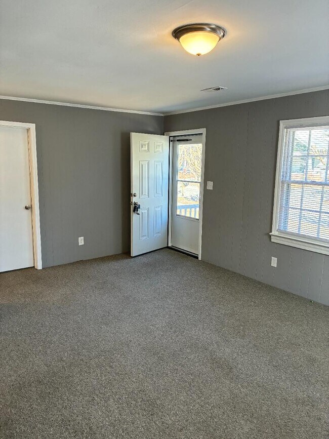 Photo - 207 Lee St NE