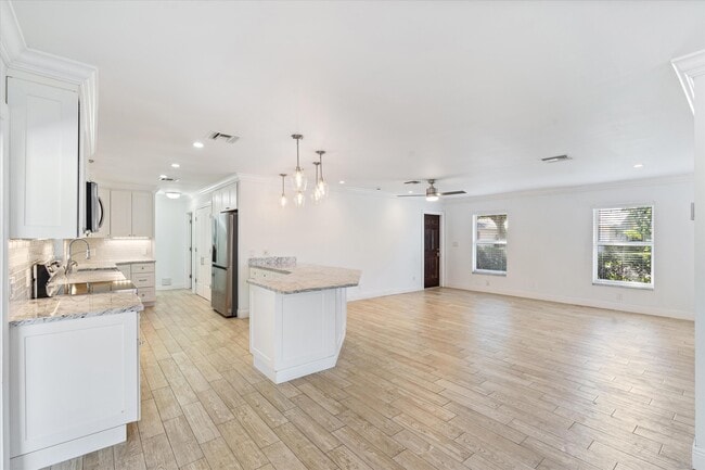 Photo - 799 NW 7th Dr