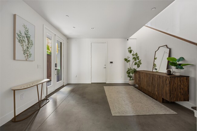 Photo - 306 W Pierce St
