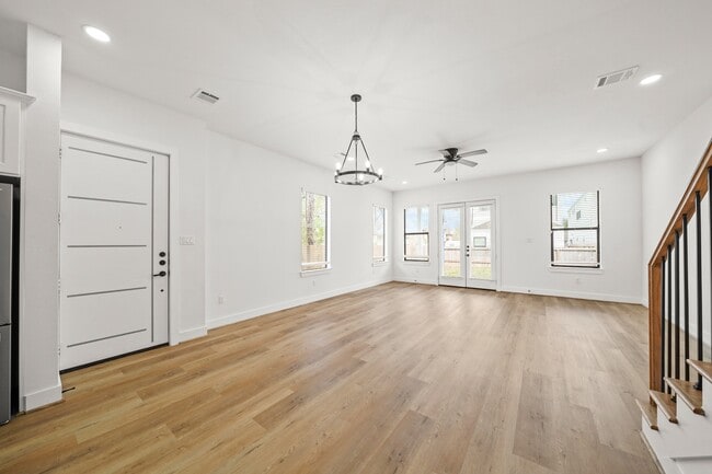 Photo - 3417 Tuam St